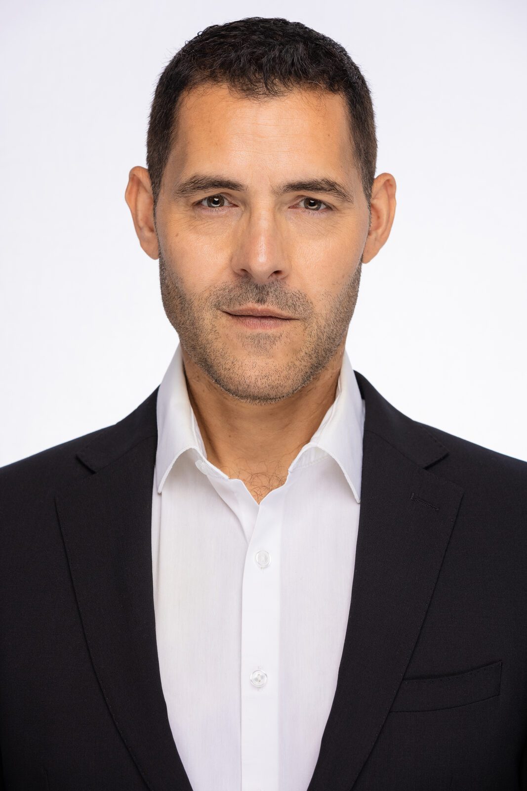 Actor headshot of Harry in a dark suit